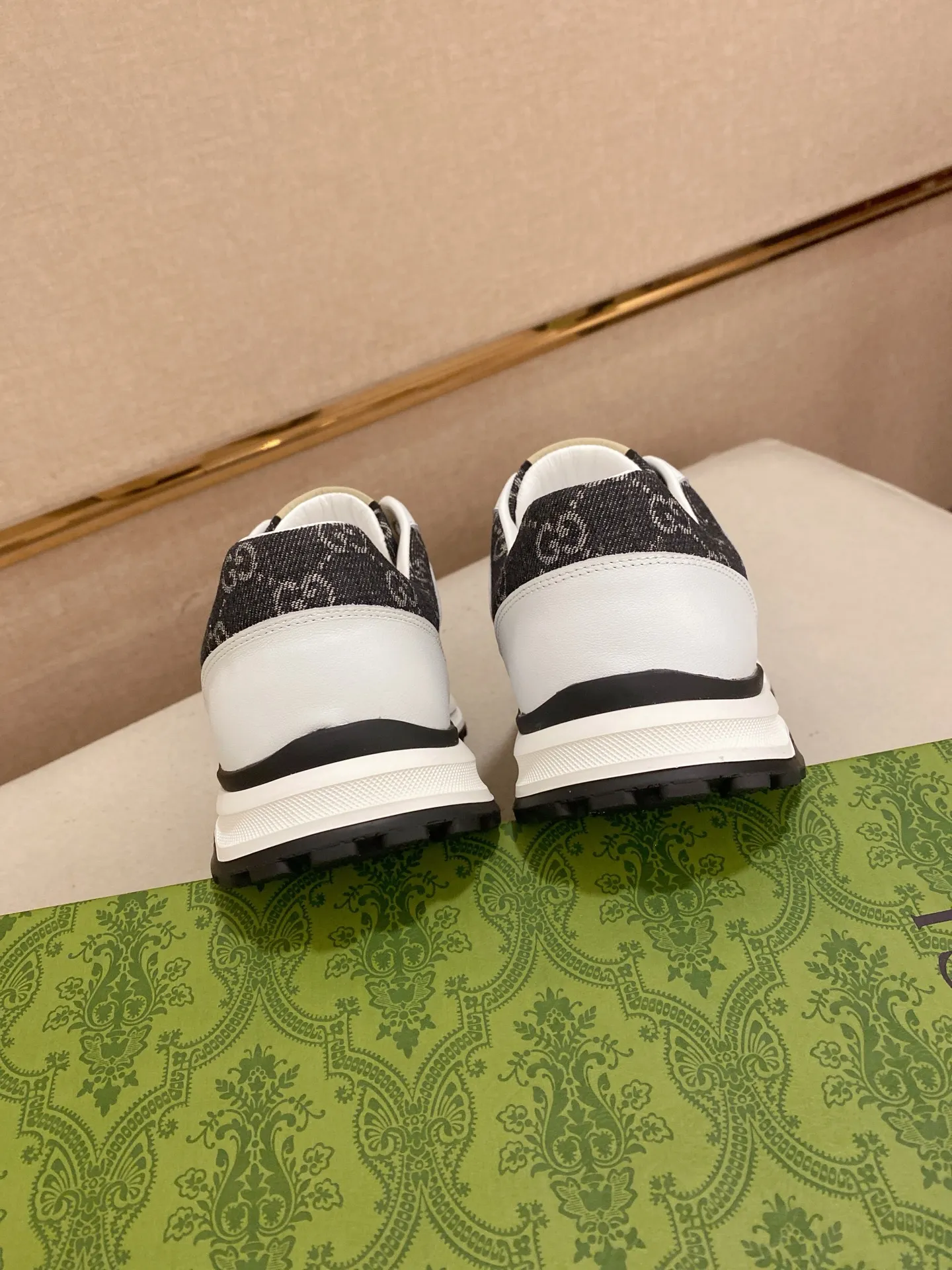 Men's clothing and shoes💰 400💰🇮🇹🇮🇹GUCCI (Gucci) top 🔍🔍 new models are on sale at the same time, the upper 🇮🇹 is imported Italian first-layer cowhide, the lining is fully imported sheepskin 💪💪, completely 1⃣️compared 1⃣️Reproduction🇮🇹💪💪, ⚠Sole: The original sole is specially provided by the original factory, the exclusive movable molded sole is super comfortable, ⚠Original factory follow-up goods, 🔍🔍high quality, you can enter and leave the counter at will, welcome to compare⚠. Code number: 38-44 (45 is custom-made and cannot be returned or exchanged)